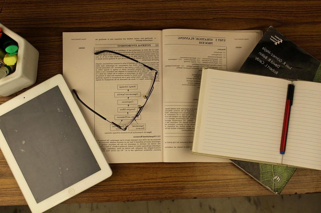 100 percent satisfaction guarantee badge with checkmark